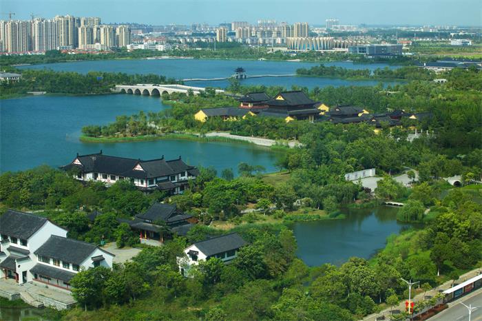 到2025年，江苏城市公园全部免费开放，“公园绿地十分钟服务圈”覆盖率超82％